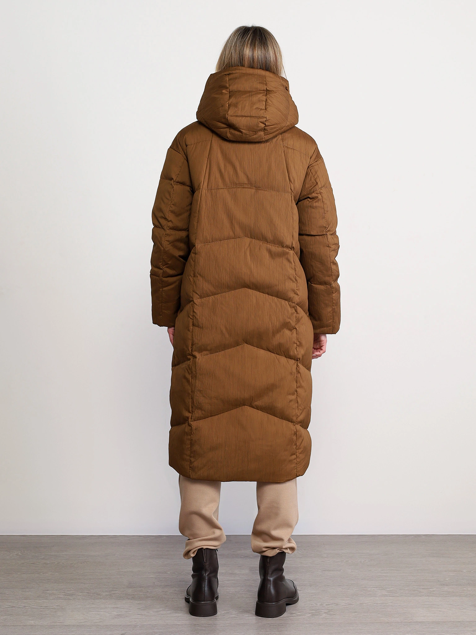 Пуховик светло-коричневого цвета с капюшоном